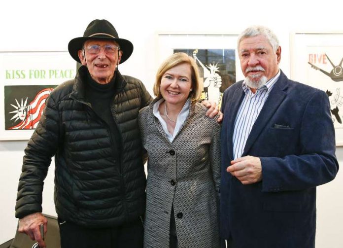 Künstler Tomi Ungerer mit Messechefin Britta Wirtz und Kurator Ewald Karl Schrade auf der art KARLSRUHE. (Foto: KMK / Jürgen Rösner)