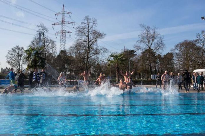 Das Sonnenbad eröffnet am 17. Februar als erstes Freibad in Deutschland die Freibad-Saison 2017. (Archivfoto der Karlsruher Bäderbetriebe von der Saisoneröffnung 2016)