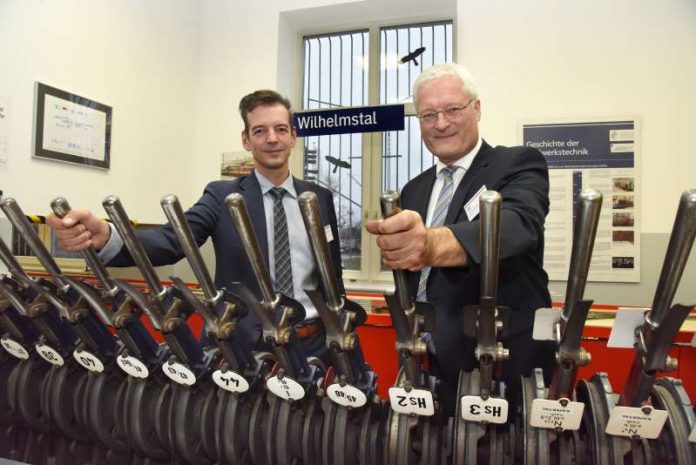 Oliver Terhaag, Vorstand Produktion bei DB Regio und Professor Matthias Rehahn, Vizepräsident der TU Darmstadt, gaben Gründung der Oliver Terhaag, Vorstand Produktion bei DB Regio und Professor Matthias Rehahn, Vizepräsident der TU Darmstadt, gaben Gründung der