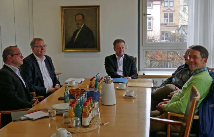 Dr. Albrecht Schütte MdL im Gespräch mit Vertretern der Musikschule Eberbach (Foto: Stadtverwaltung)