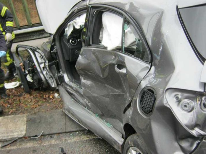 Der junge Fahrer mißachtete den Vorrang des LKW Der junge Fahrer mißachtete den Vorrang des LKW