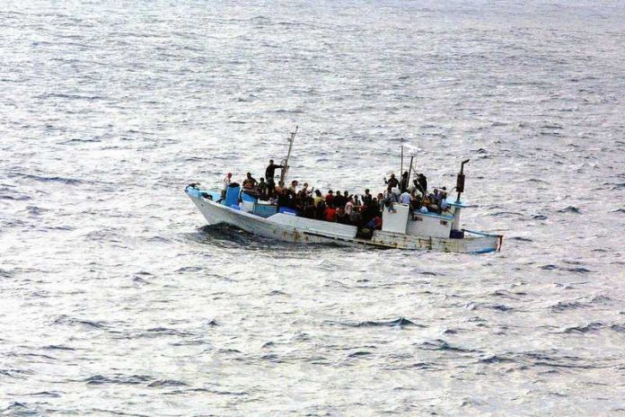 Flüchtlinge versuchen mit einem Boot Europa zu erreichen