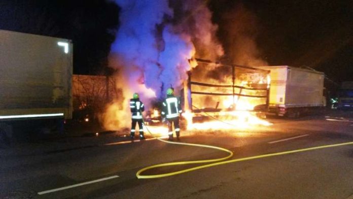 LKW in Vollbrand (Foto: Polizei RLP) LKW in Vollbrand (Foto: Polizei RLP)