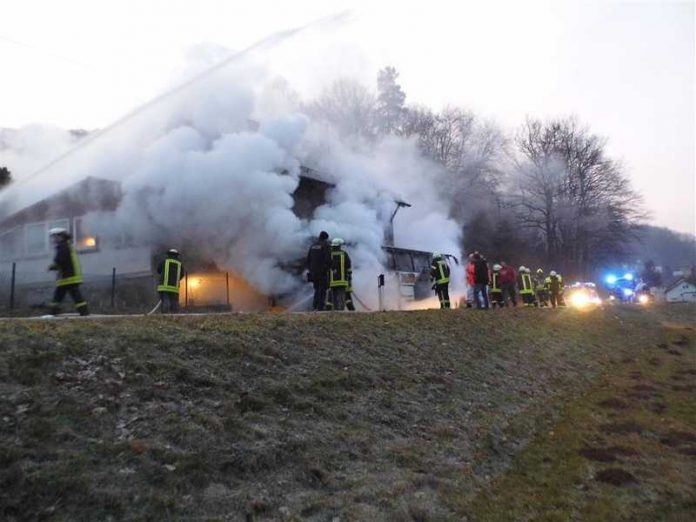 Der Bus brannte komplett aus