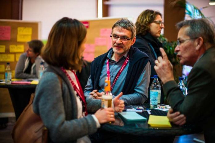 Besucherinnen und Besucher diskutierten beim Forum „Digitale Stadt“ mit Mitarbeiterinnen und Mitarbeitern der Stadt Heidelberg. (Foto: Tobias Dittmer)
