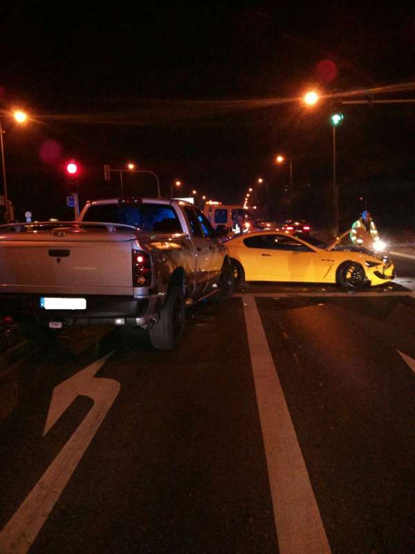 Ein Maserati und ein Dodge kollidierten. Der mutmaßliche Unfallverursacher, ein DHL-Fahrer, flüchtete (Foto: Polizei Mannheim)
