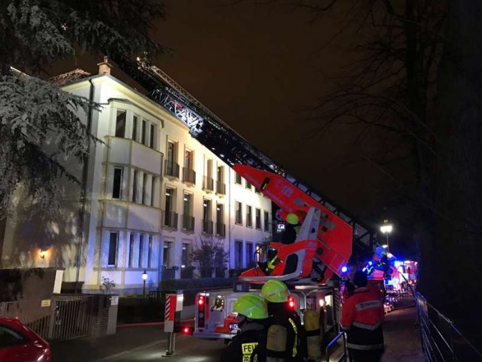 Dachstuhlbrand (Foto: Feuerwehr Frankfurt)