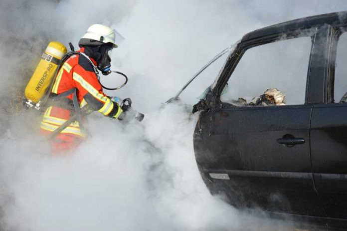 PKW im Vollbrand - Feuerwehr im Einsatz