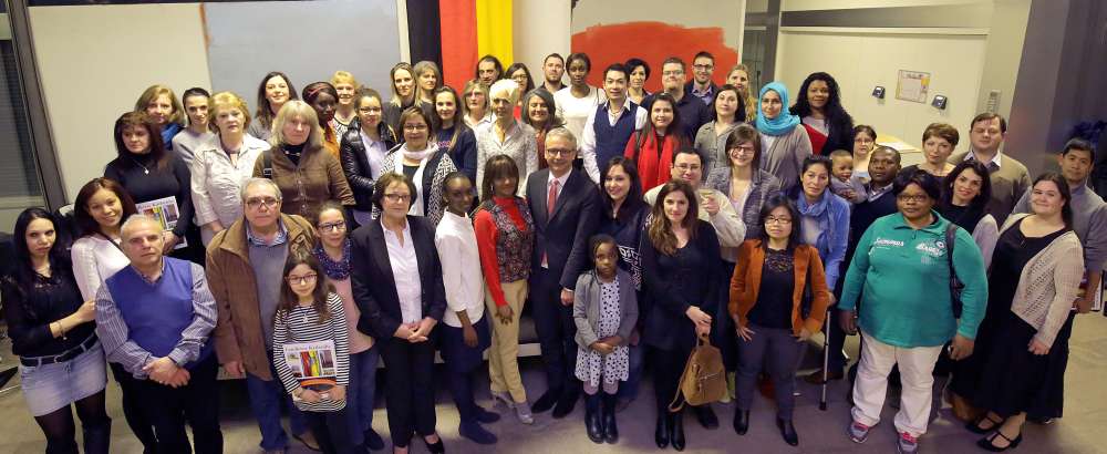 In Deutschland Zu Hause – nun auch mit deutschem Pass: Menschen aus der ganzen Welt feierten ihre Einbürgerung gemeinsam mit Landrat Dr. Christoph Schnaudigel (1. Reihe Mitte) (Foto: Joerg Donecker)