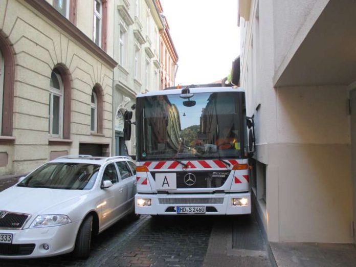 Falsch abgestellte Fahrzeuge machen die Straße zum Nadelöhr. Eine ungehinderte Durchfahrt ist nicht nur für die Müllabfuhr notwendig, sondern auch für die Fahrzeuge vom Winterdienst, der Feuerwehr und der Rettungsdienste. (Foto: Stadt Heidelberg)