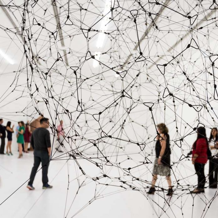 Tomás Saraceno 163,000 Light Years, 2016 (Foto: Studio Tomás Saraceno, 2016)