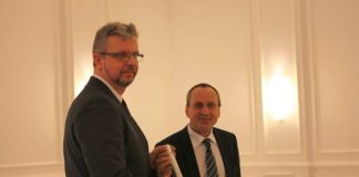 Wissenschaftsminister Konrad Wolf übergibt den Staffelstab an seinen Nachfolger im Amt des Präsidenten der Hochschule Kaiserslautern an Prof. Dr. Hans-Joachim Schmidt (Foto: HSKL)