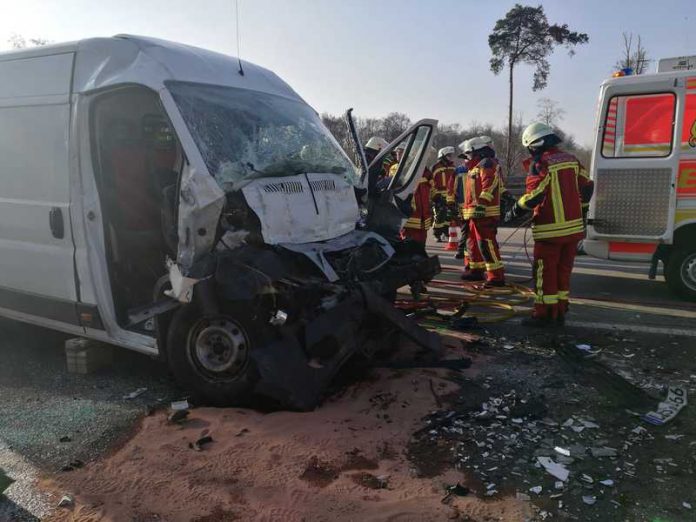 Der Kleintransporter krachte in den LKW