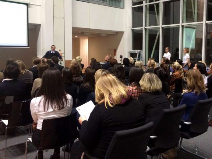 Mike Josef spricht vor Immofrauen über Herausforderungen der Stadtentwicklung (Foto: Sonja Schneider /Verein Frauen in der Immobilienwirtschaft)