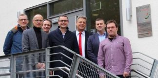 Vor dem Sportinternat (v.l.n.r.) Josef Schüller (Internatsleiter). Lars Emmermann (Stell. Schulleiter), Jan Christmann (Sportzweigleiter), Michael Klatt (Vorstandsmitglied FCK), Dr. Ulrich Becker (Schulleiter), Manfred Paula (Leiter NLZ), Patrick Maaß (Pädagogischer Leiter NLZ) (Foto: Gymnasium)