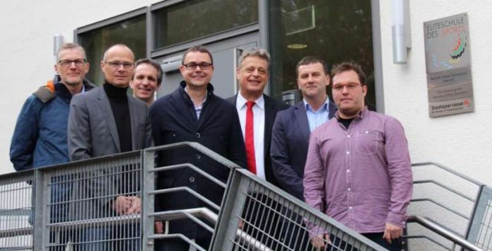 Vor dem Sportinternat (v.l.n.r.) Josef Schüller (Internatsleiter). Lars Emmermann (Stell. Schulleiter), Jan Christmann (Sportzweigleiter), Michael Klatt (Vorstandsmitglied FCK), Dr. Ulrich Becker (Schulleiter), Manfred Paula (Leiter NLZ), Patrick Maaß (Pädagogischer Leiter NLZ) (Foto: Gymnasium)