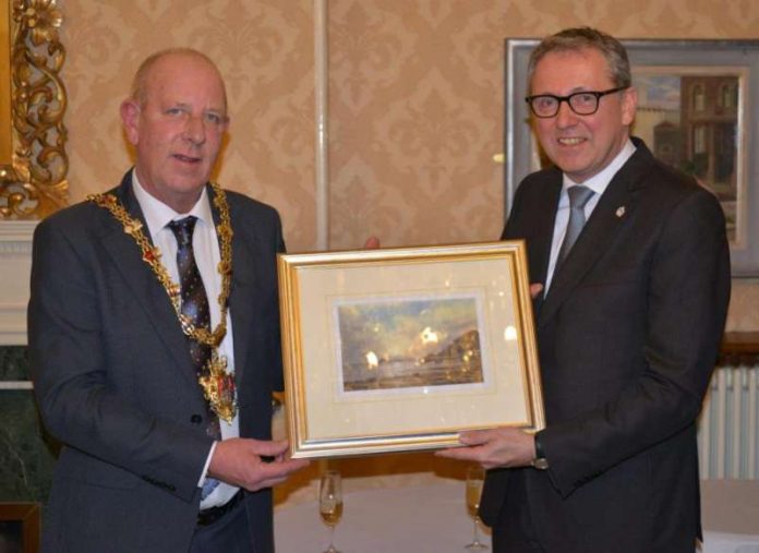 OB Dr. Kurz zusammen mit dem Lord Mayor von Swansea, David Hopkins (Foto: Stadt Mannheim)