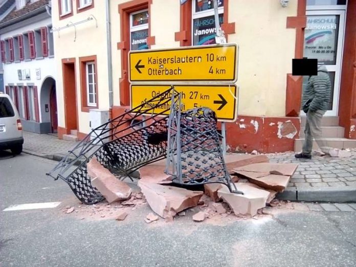 Der abgerissene Balkon (Foto: Ordnungsamt)