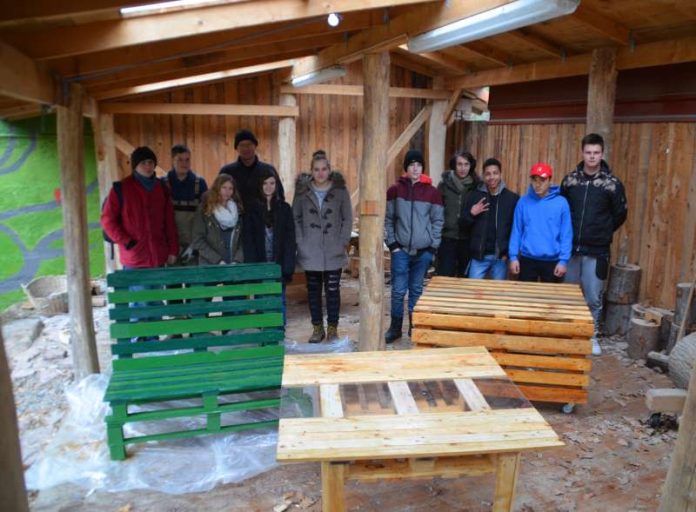 Schüler der Realschule plus des Albert-Grosser-Schulzentrums haben im Waldklassenzimmer Möbel aus alten Paletten gebaut. (Foto: Waldpädagogik Karlsruhe)