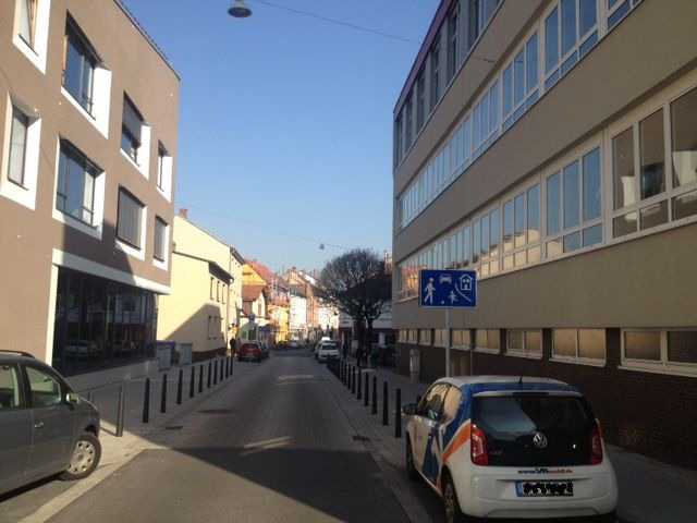 Verkehrsberuhigter Bereich in der Schulstraße, zwischen den Schulgebäuden