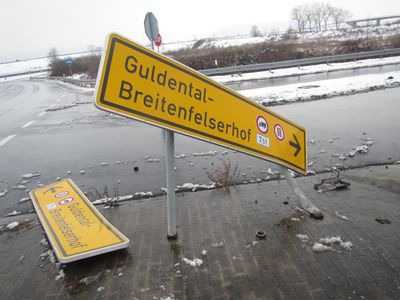 Beschädigte Hinweisschilder Beschädigte Hinweisschilder