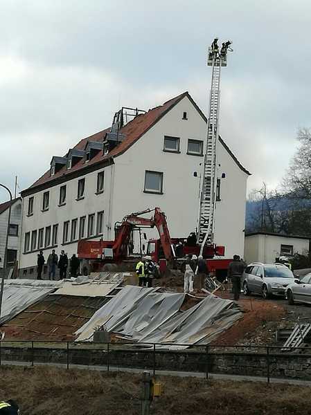 Am Brandort wurde die Drehleiter eingesetzt. Auf dem Dach sieht man noch Teile des eingestürzten Glockenturms.