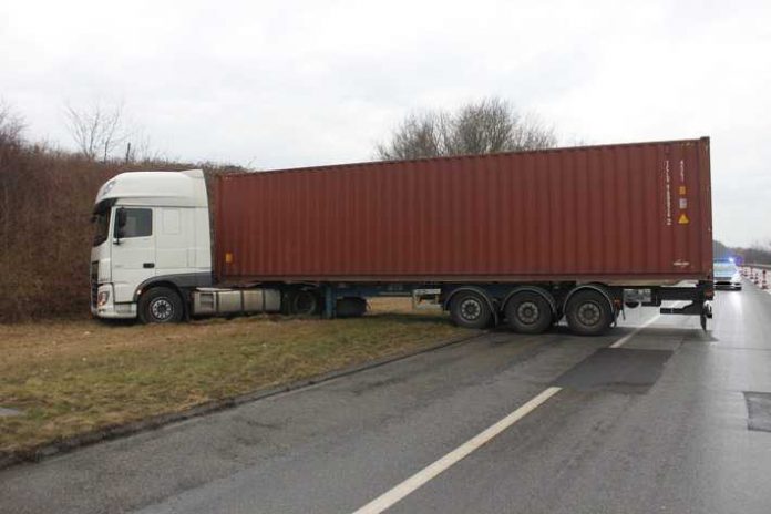 Festgefahrener Sattelzug im Matsch