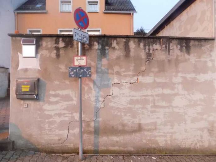 Beschädigte Mauer in Rieschweiler-Mühlbach