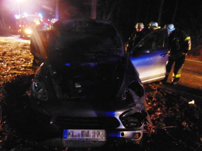 Weil ein Baum auf der Straße lag, überschlug sich am späten Donnerstagabend auf der Bundesstraße bei Trippstadt der Wagen eines 50-Jährigen.