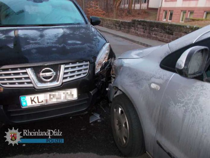 Gegen parkenden Wagen gestoßen Gegen parkenden Wagen gestoßen
