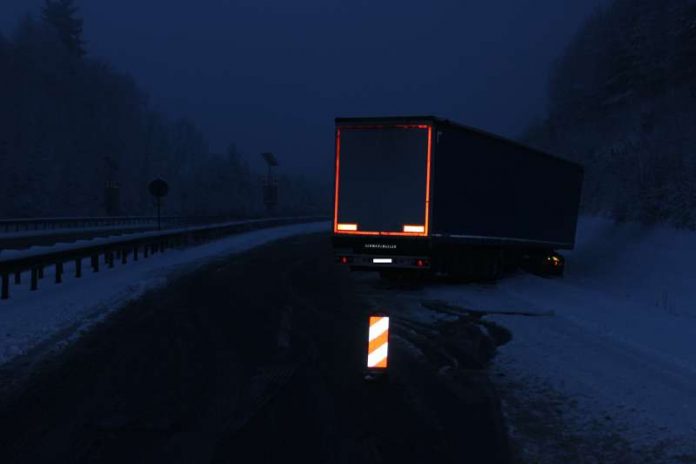 Der Sattelzug rutschte von der Fahrbahn (Foto: Polizei RLP)