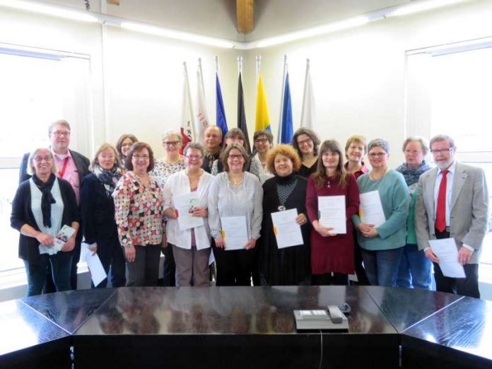 Zertifikatsübergabe im Haßlocher Rathaus (Foto: Gemeindeverwaltung)