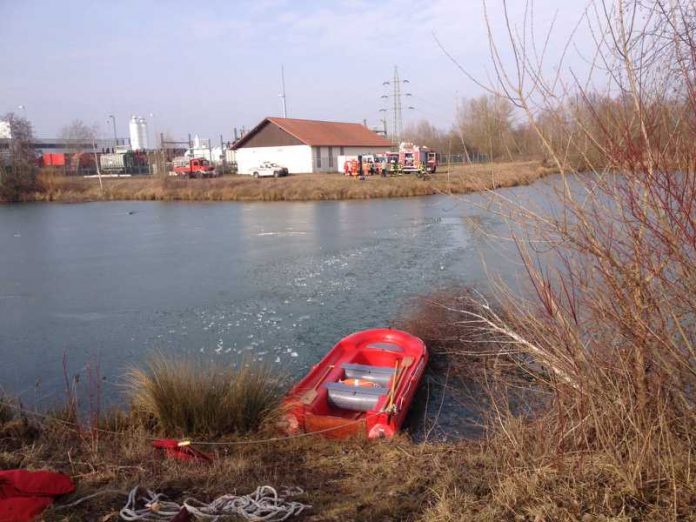 Einsatzkräfte suchen den kompletten See ab