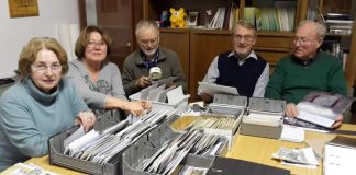 Heide Kilian, Siglinde Rindfleisch, Udo-Jörg Lang, Werner Parschau und Fritz Krauß (v.l.) sind derzeit in der Stadtteildokumentation Auerbach aktiv. (Foto: Stadtverwaltung)