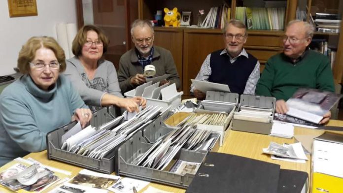 Heide Kilian, Siglinde Rindfleisch, Udo-Jörg Lang, Werner Parschau und Fritz Krauß (v.l.) sind derzeit in der Stadtteildokumentation Auerbach aktiv. (Foto: Stadtverwaltung)