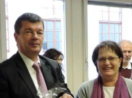 Kreisbeigeordneter Burkhard Müller (rechts) verabschiedet Lydia Lewerenz in den Ruhestand.
