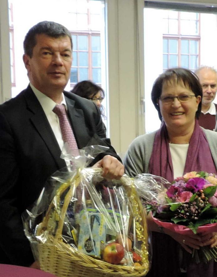 Kreisbeigeordneter Burkhard Müller (rechts) verabschiedet Lydia Lewerenz in den Ruhestand.