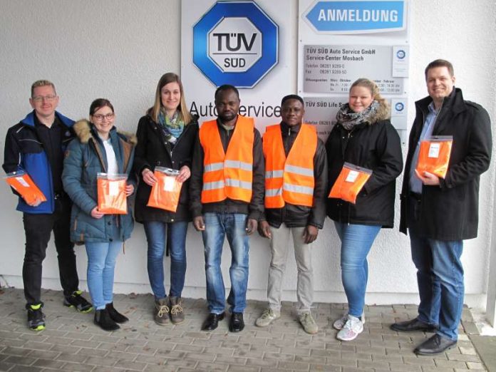 Übergabe der Warnwesten vor dem TÜV Service-Center Mosbach. (Foto: Landratsamt)