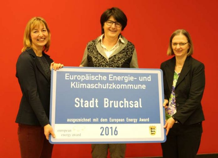 Lenkungsteamleiterinnen Dorit Helms und Renate Korin übergeben Oberbürgermeisterin Cornelia Petzold-Schick die Auszeichnung des European Energy Award, den sie von Umweltminister Franz Untersteller im Rahmen einer Preisverleihung in Friedrichshafen entgegen genommen haben. (Foto: Stadtverwaltung)