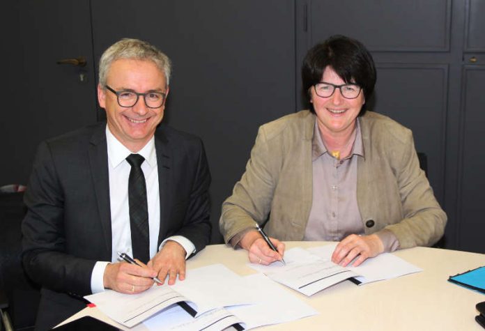 Landrat Dr. Christoph Schnaudigel und Oberbürgermeisterin Cornelia Petzold-Schick unterzeichneten den Beitritt der Stadt Bruchsal zur behördeneinheitlichen Rufnummer 115. (Foto: Landratsamt)
