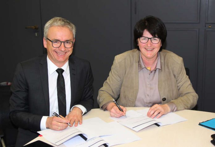 Landrat Dr. Christoph Schnaudigel und Oberbürgermeisterin Cornelia Petzold-Schick unterzeichneten den Beitritt der Stadt Bruchsal zur behördeneinheitlichen Rufnummer 115. (Foto: Landratsamt) Landrat Dr. Christoph Schnaudigel und Oberbürgermeisterin Cornelia Petzold-Schick unterzeichneten den Beitritt der Stadt Bruchsal zur behördeneinheitlichen Rufnummer 115. (Foto: Landratsamt)