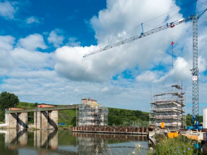 Am Wehr Horkheim wird ein neuer Wehrverschluss eingehoben (Foto: Amt für Neckarausbau Heidelberg)