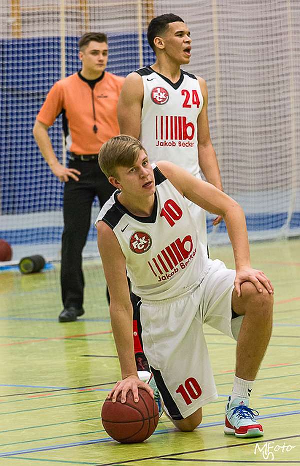 Marcel Wallney (vorne) und Kevin Croom müssen die erste Niederlage seit 6 Spielen einstecken (Foto: Michael Schmitt)