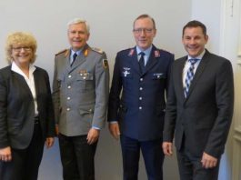 Wechsel an der Spitze des Landeskommandos, Stadtverordnetenvorsteherin Christa Gabriel, Brigadegerneral Eckart Klink, Oberst Olaf von Roeder, Oberbürgermeister Sven Gerich (Foto: Wiesbaden.de)-