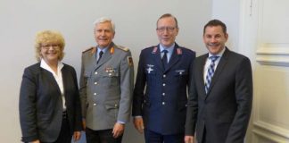 Wechsel an der Spitze des Landeskommandos, Stadtverordnetenvorsteherin Christa Gabriel, Brigadegerneral Eckart Klink, Oberst Olaf von Roeder, Oberbürgermeister Sven Gerich (Foto: Wiesbaden.de)-