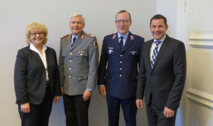 Wechsel an der Spitze des Landeskommandos, Stadtverordnetenvorsteherin Christa Gabriel, Brigadegerneral Eckart Klink, Oberst Olaf von Roeder, Oberbürgermeister Sven Gerich (Foto: Wiesbaden.de)-