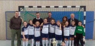 ie Siegerinnen der Rheinschule Bobenheim-Roxheim mit ihren Betreuern sowie Kreisbeigeordnetem Konrad Heller (hintere Reihe rechts), Schulsportfachberater Philipp Kettenbach (links) sowie Abteilungsleiterin Aylin Höppner (hintere Reihe 2. v. rechts) (Foto: Kreisverwaltung)