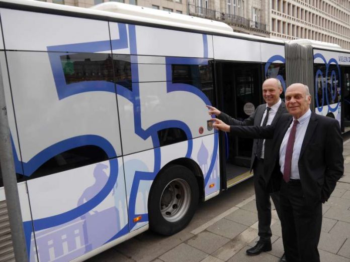 Präsentierten den Allzeitrekord auf dem umgestalteten ESWE-Bus: Die ESWE Verkehr Geschäftsführer Frank Gäfgen (links) und Hermann Zemlin. (Foto: ESWE)