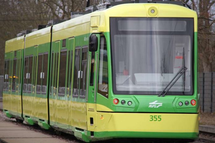 Grün-gelb statt gelb-rot: Die AVG-Bahn im Retro-Look soll an die Anfangsjahre der Albtal-Verkehrs-Gesellschaft erinnern (Fotos: AVG)