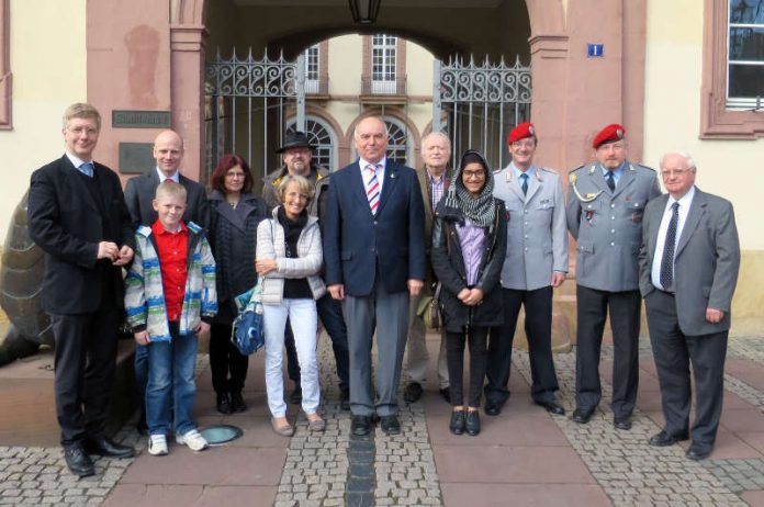 Auch in diesem Jahr spendete die Bundeswehr die Erlöse aus ihrem Benefizkonzert. (Foto: Stadtverwaltung)